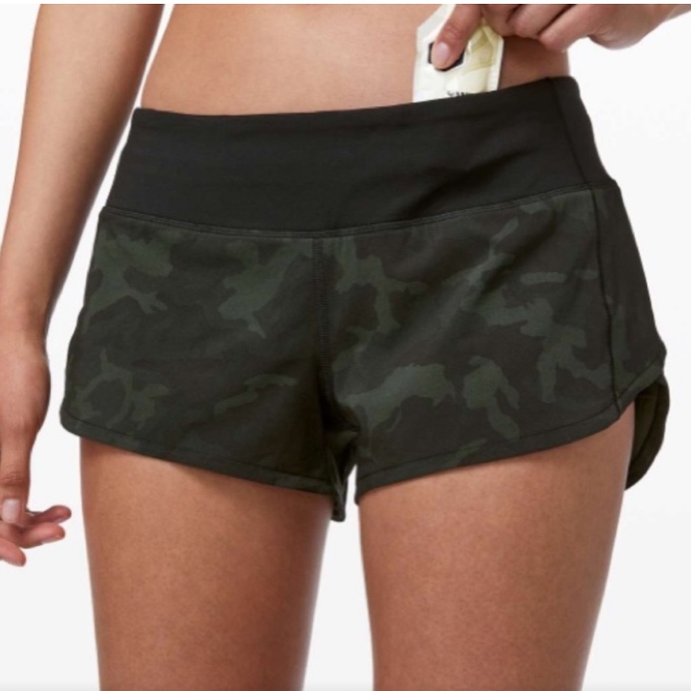 LULU SPEED UP 2.5” GREEN CAMO SHORTS